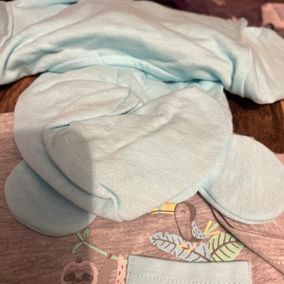 24 MONTH INFANT DISNEY BABY TODDLER 4 PIECE LAYETTE SET, MICKEY & FRIENDS - Picture 4 of 7